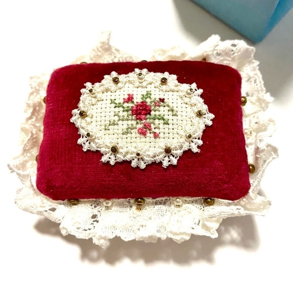 Vintage Katherine Fisher Handmade Embroidered Victorian-style Velvet Pin Cushion - Picture 3 of 12